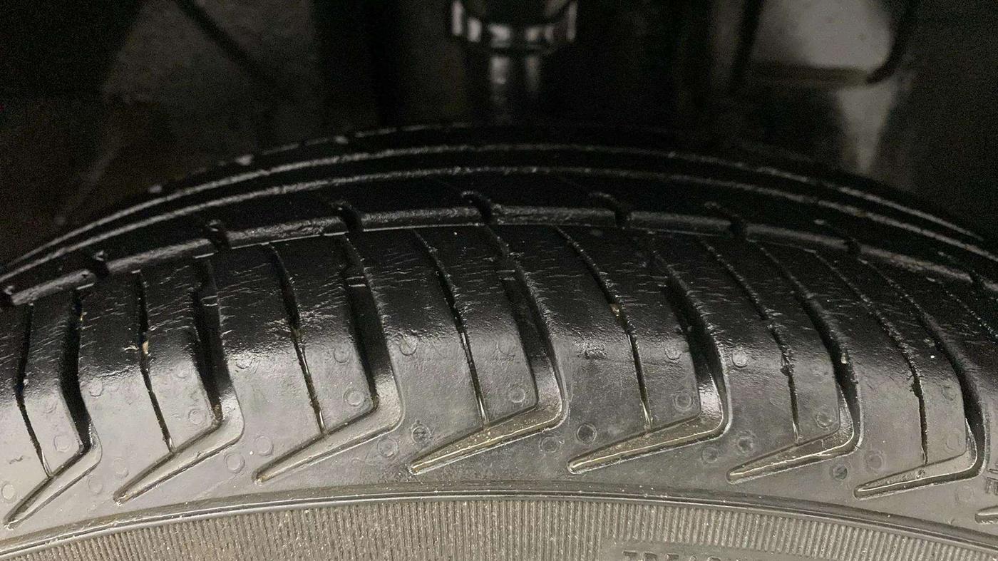 2019 Renault Kwid RXT 1.0 AMT (O), Petrol, Automatic, 42,049 km, Right Front Tyre Tread