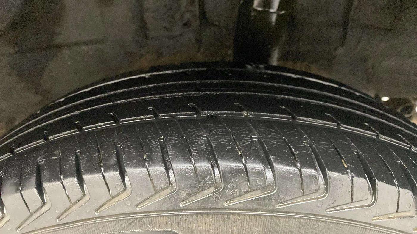2019 Renault Kwid RXT 1.0 AMT (O), Petrol, Automatic, 42,049 km, Left Rear Tyre Tread