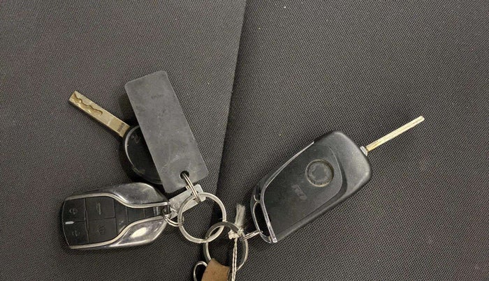 2023 Tata PUNCH PURE MT, Petrol, Manual, 15,479 km, Key Close Up