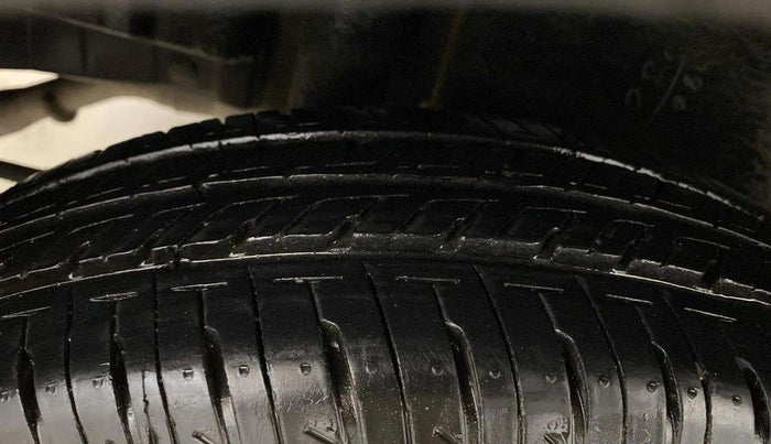 2016 Maruti Swift LXI (O), Petrol, Manual, 74,983 km, Right Rear Tyre Tread