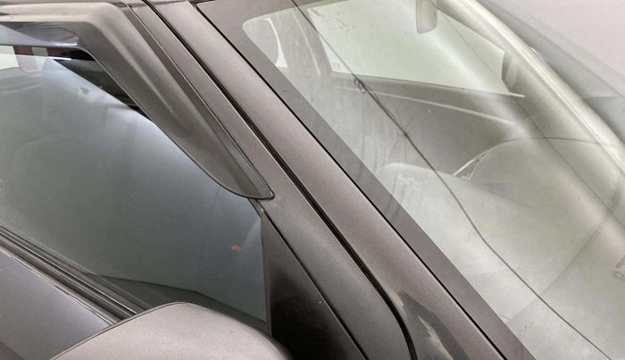 2016 Maruti Swift LXI (O), Petrol, Manual, 74,983 km, Right A pillar - Paint is slightly faded