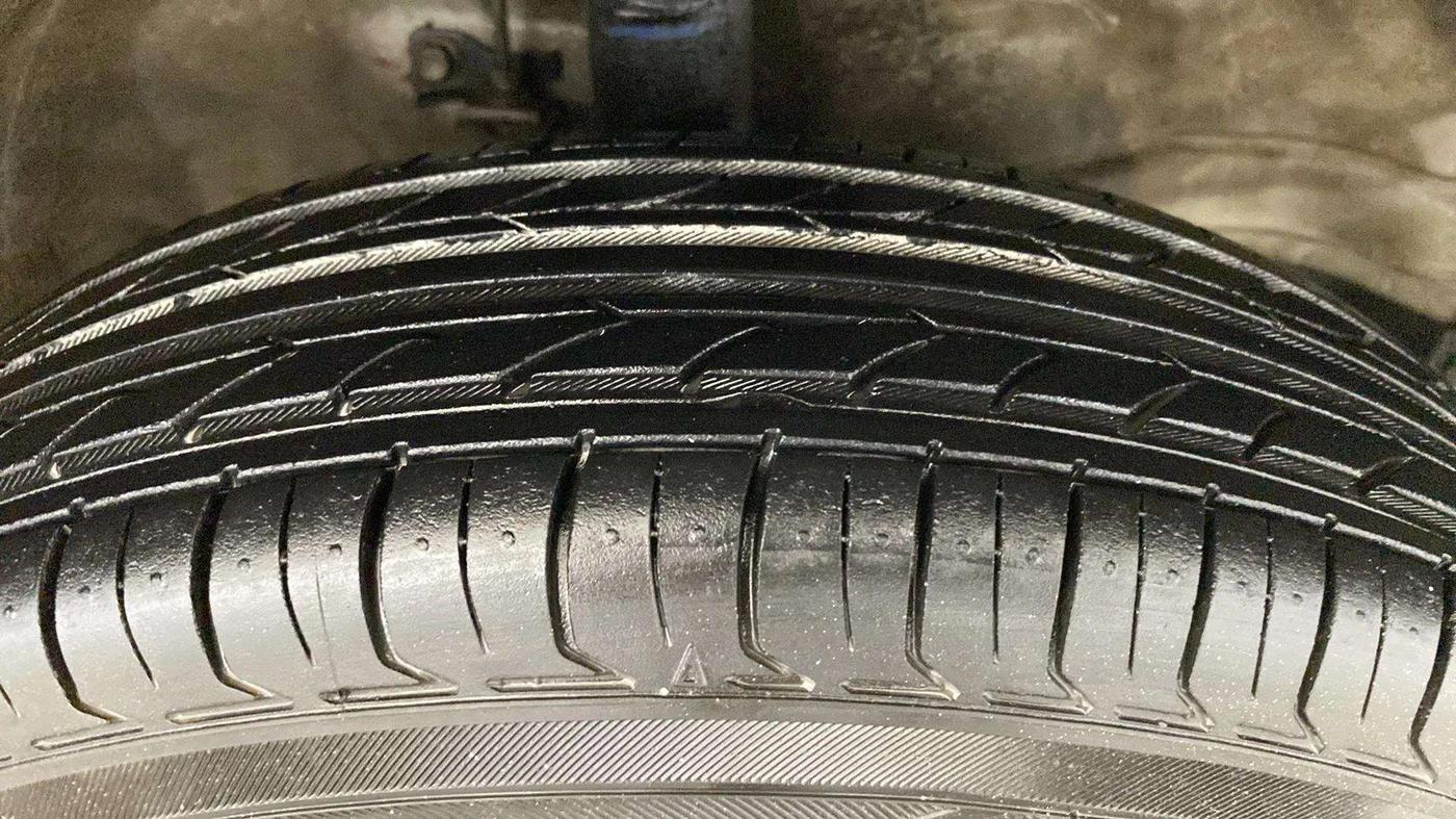 2014 Maruti Wagon R 1.0 LXI, Petrol, Manual, 64,541 km, Right Front Tyre Tread