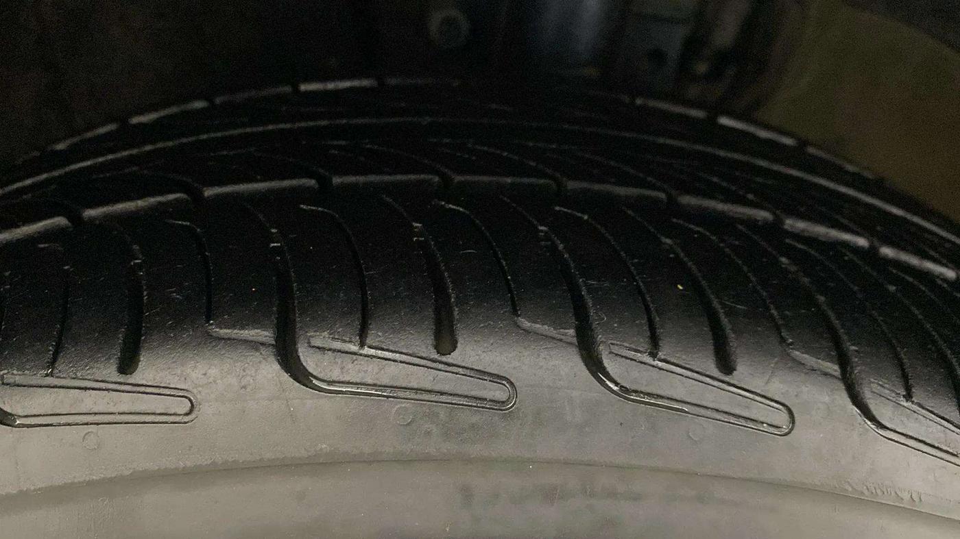 2016 Volkswagen Polo HIGHLINE1.2L, Petrol, Manual, 68,525 km, Left Front Tyre Tread