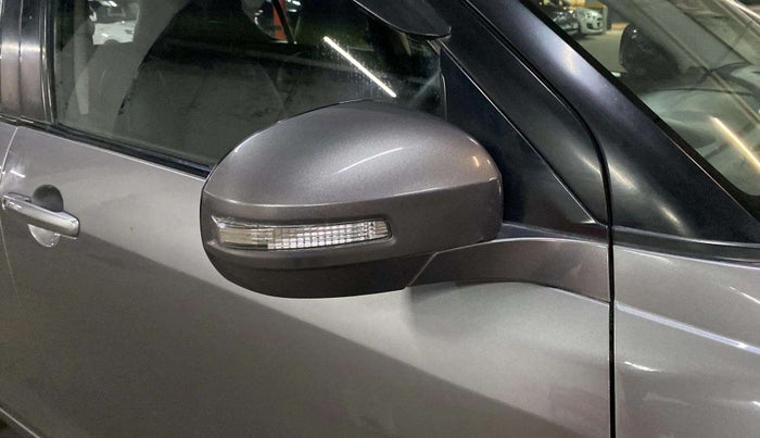 2014 Maruti Swift ZDI, Diesel, Manual, 96,215 km, Right rear-view mirror - Indicator light has minor damage