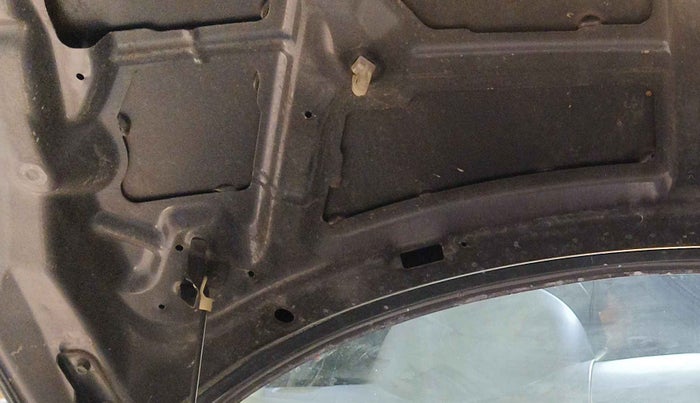 2014 Maruti Swift ZDI, Diesel, Manual, 96,215 km, Bonnet (hood) - Insulation cover has minor damage