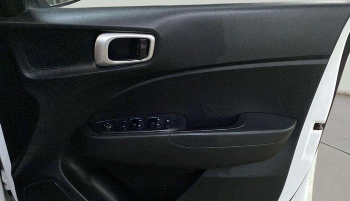 2022 Hyundai VENUE S 1.2, Petrol, Manual, 36,120 km, Driver Side Door Panels Control
