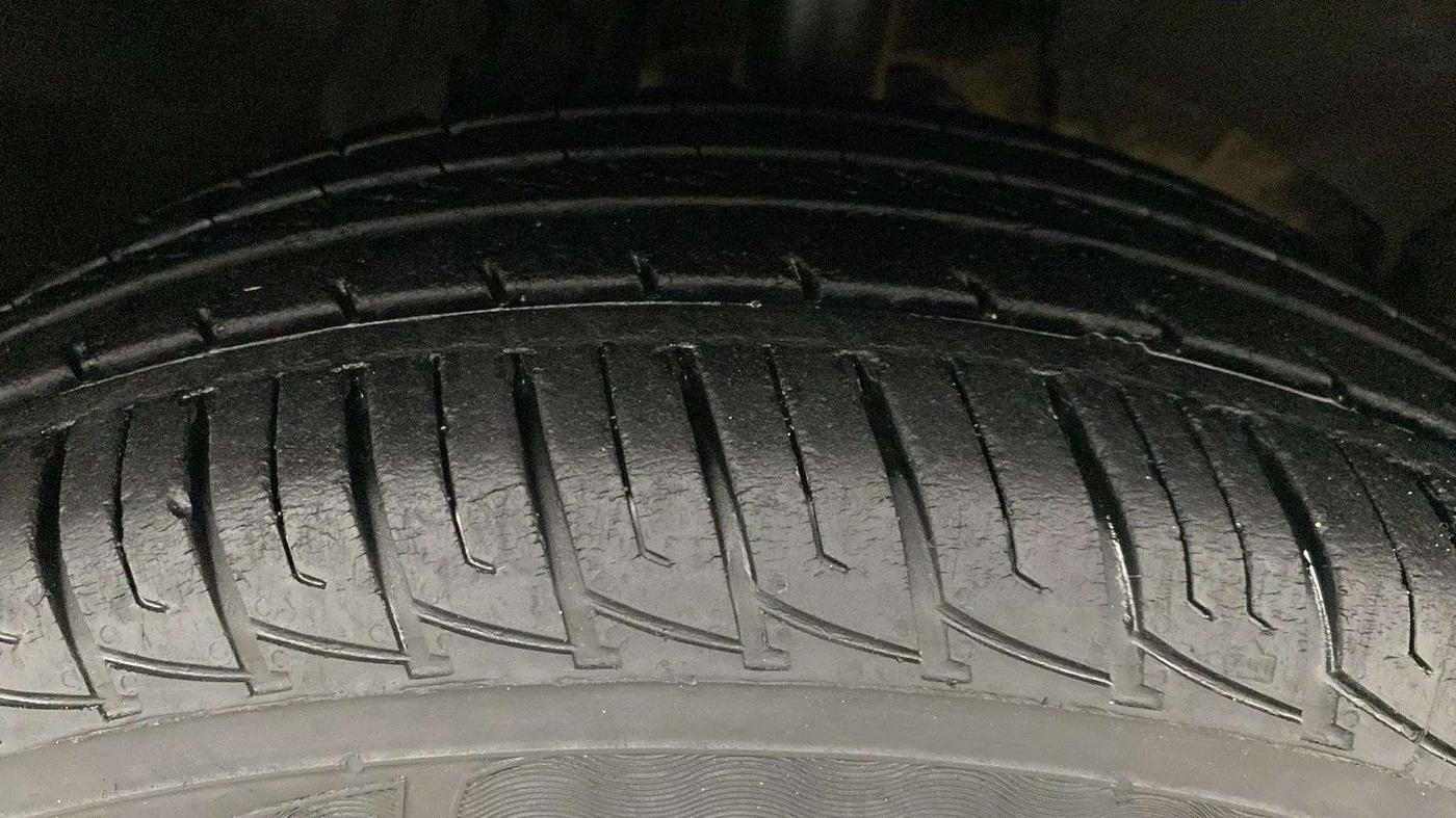 2017 Renault Duster RXS CVT, Petrol, Automatic, 24,821 km, Right Front Tyre Tread
