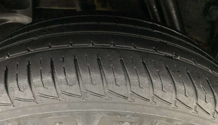 2017 Renault Duster RXS CVT, Petrol, Automatic, 24,821 km, Right Rear Tyre Tread