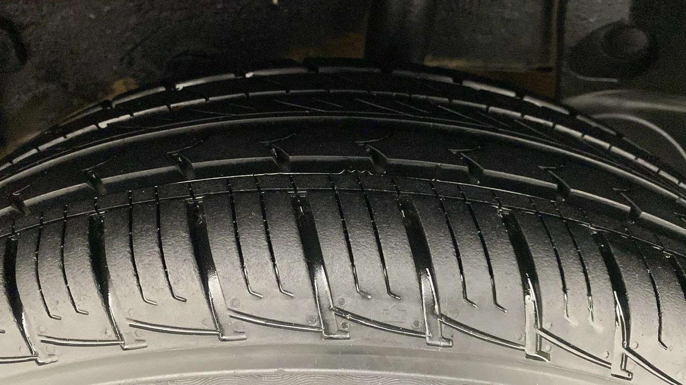 2017 Renault Duster RXS CVT, Petrol, Automatic, 24,821 km, Left Rear Tyre Tread