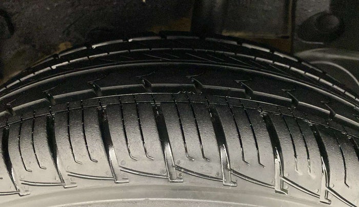 2017 Renault Duster RXS CVT, Petrol, Automatic, 24,821 km, Left Rear Tyre Tread