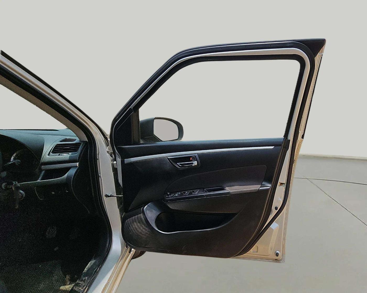 2012 Maruti Swift VXI, Petrol, Manual, 95,786 km, RHS Front Door