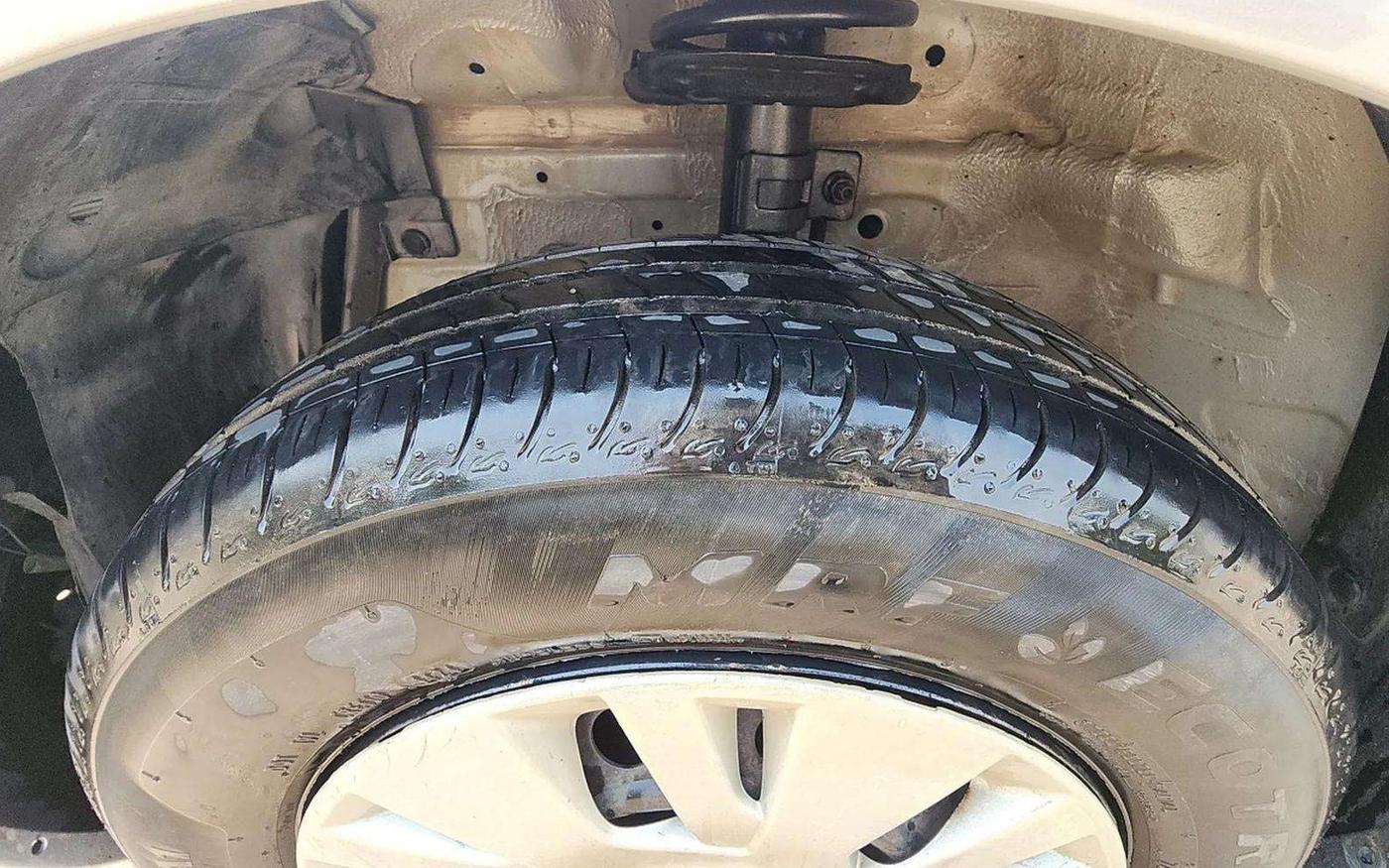2012 Maruti Swift VXI, Petrol, Manual, 95,786 km, Left Front Tyre Tread