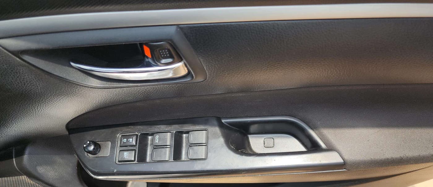 2012 Maruti Swift VXI, Petrol, Manual, 95,786 km, Driver Side Door Panels Control