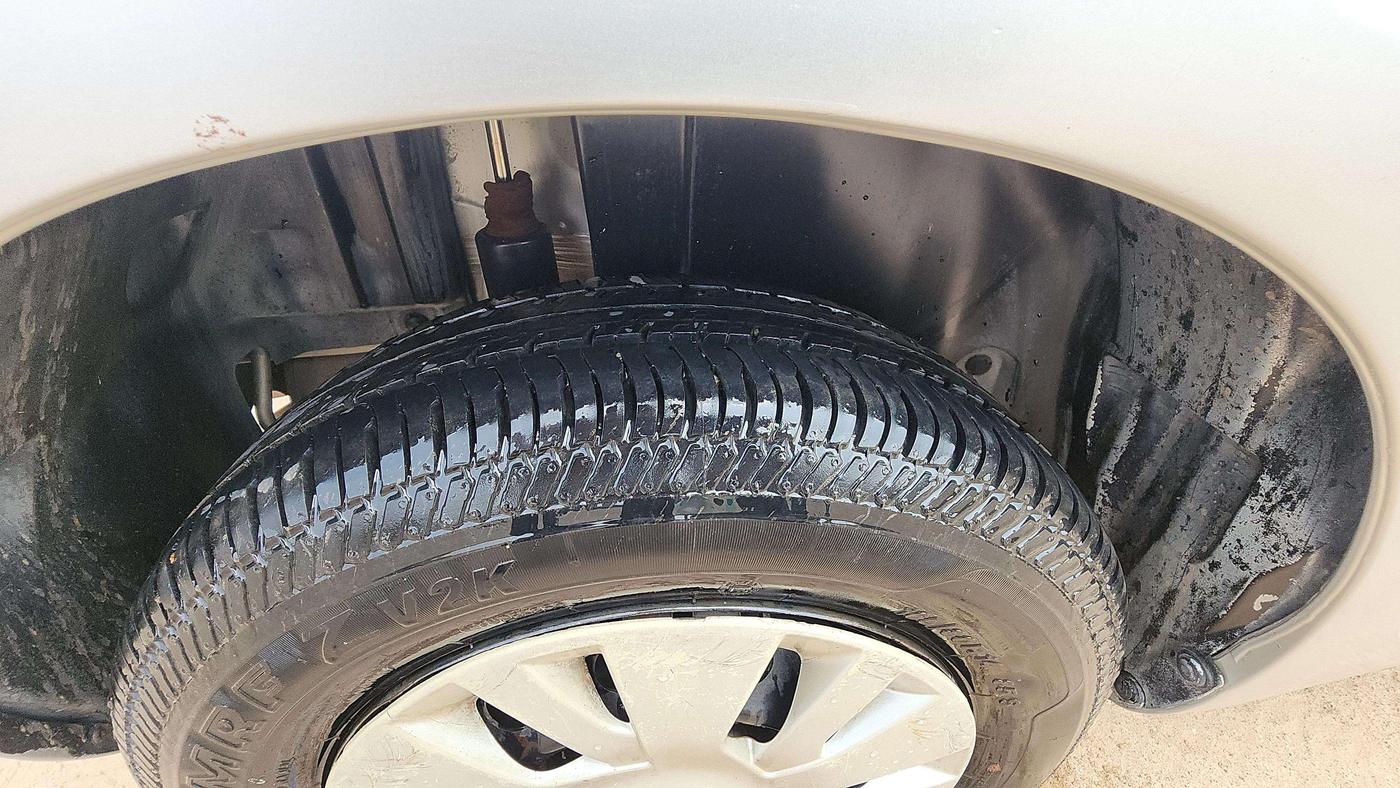 2012 Maruti Swift VXI, Petrol, Manual, 95,786 km, Left Rear Tyre Tread