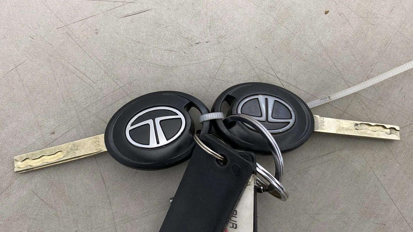 2022 Tata PUNCH PURE MT, Petrol, Manual, 80,561 km, Key Close Up