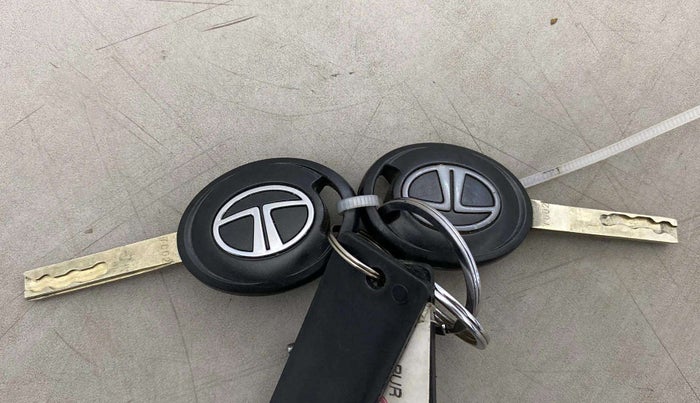 2022 Tata PUNCH PURE MT, Petrol, Manual, 80,561 km, Key Close Up