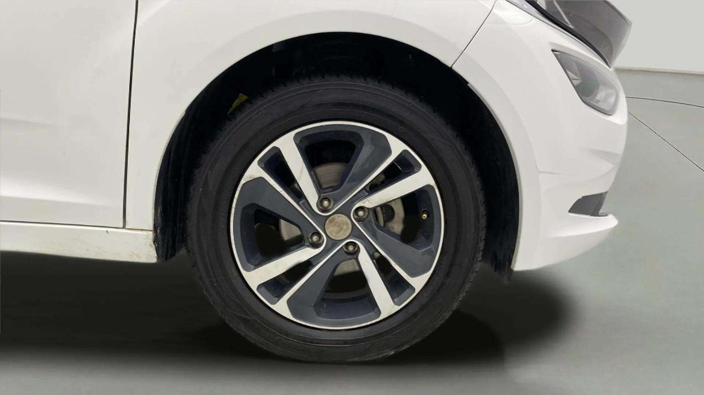 2023 Tata ALTROZ XZ DIESEL, Diesel, Manual, 55,294 km, Right Front Wheel