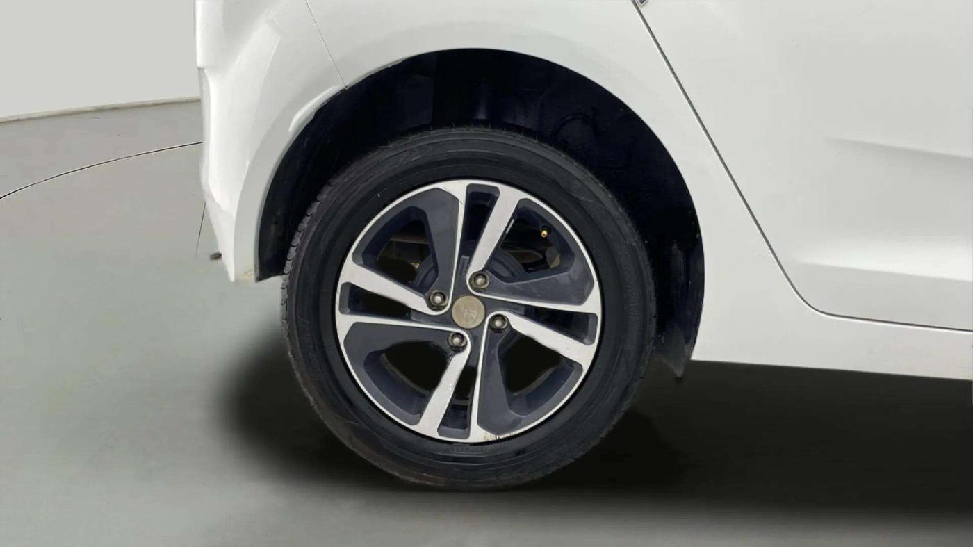 2023 Tata ALTROZ XZ DIESEL, Diesel, Manual, 55,294 km, Right Rear Wheel