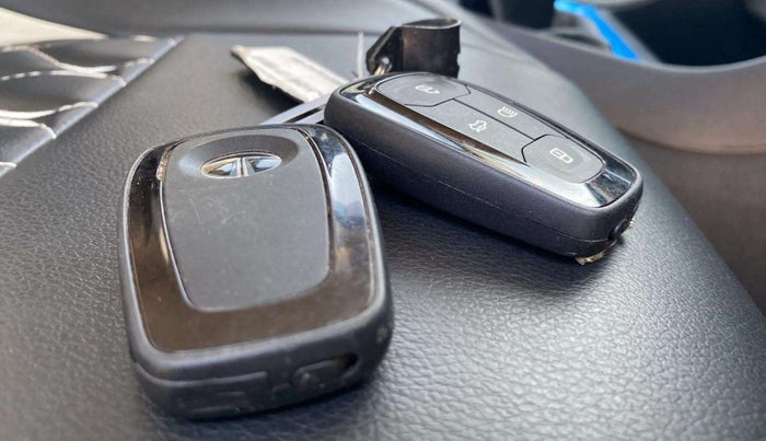 2022 Tata PUNCH CREATIVE  MT, Petrol, Manual, 29,332 km, Key Close Up