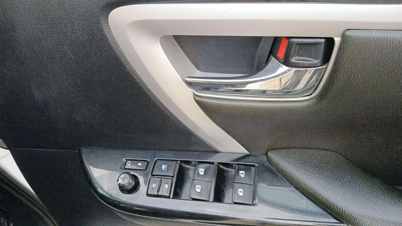 2017 Toyota Fortuner 2.8 4X2 AT, Diesel, Automatic, 91,162 km, Driver Side Door Panels Control