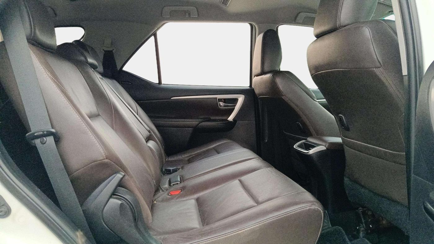 2017 Toyota Fortuner 2.8 4X2 AT, Diesel, Automatic, 91,162 km, Right Side Rear Door Cabin