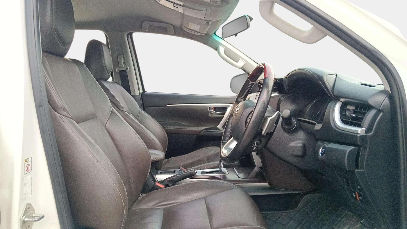 2017 Toyota Fortuner 2.8 4X2 AT, Diesel, Automatic, 91,162 km, Right Side Front Door Cabin