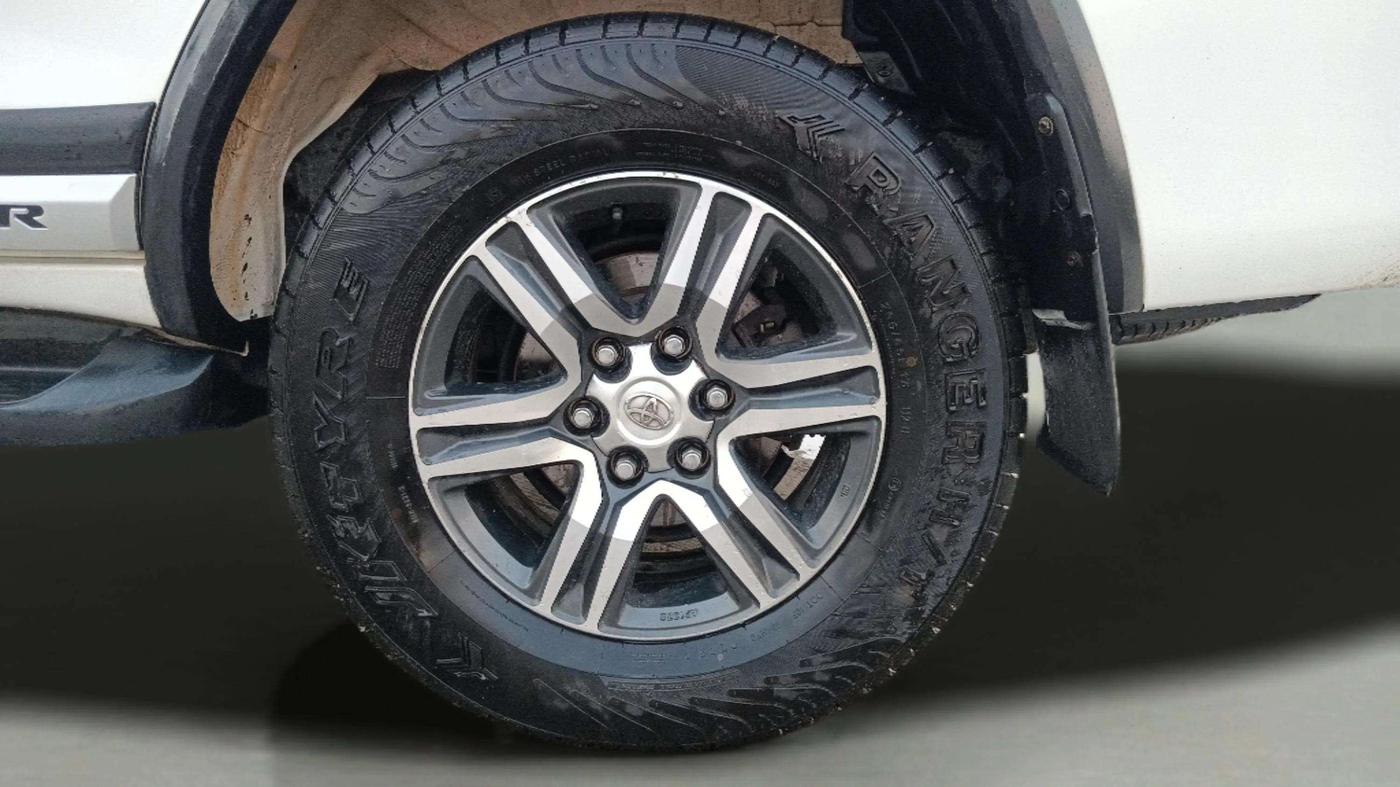 2017 Toyota Fortuner 2.8 4X2 AT, Diesel, Automatic, 91,162 km, Left Rear Wheel