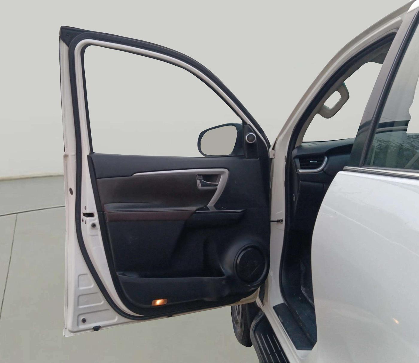 2017 Toyota Fortuner 2.8 4X2 AT, Diesel, Automatic, 91,162 km, LHS Rear Door
