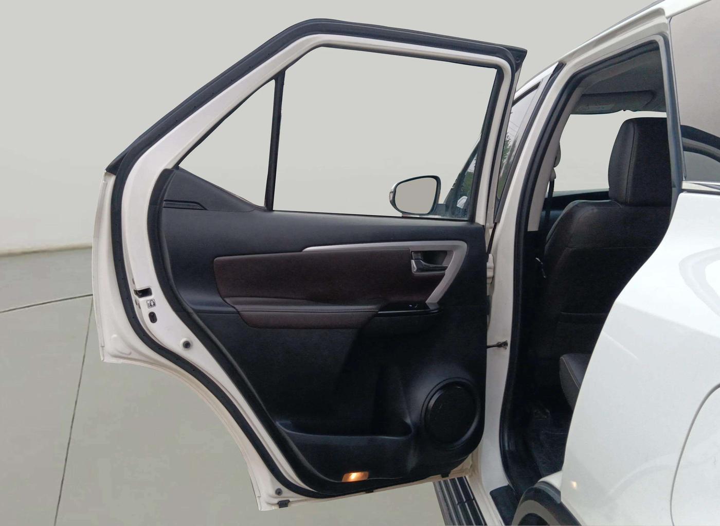 2017 Toyota Fortuner 2.8 4X2 AT, Diesel, Automatic, 91,162 km, LHS Front Door