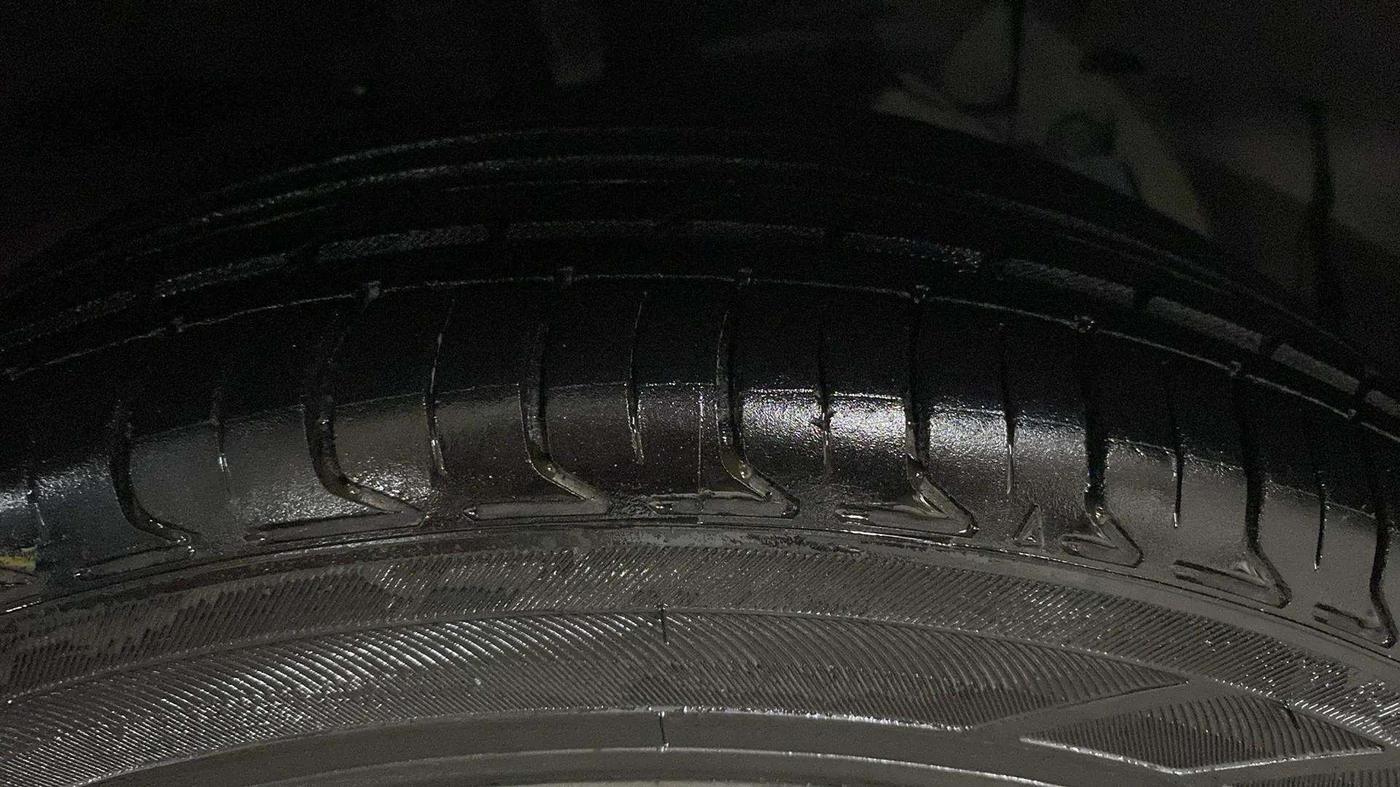 2018 Maruti Ciaz DELTA AT 1.5 SHVS PETROL, Petrol, Automatic, 76,907 km, Right Front Tyre Tread