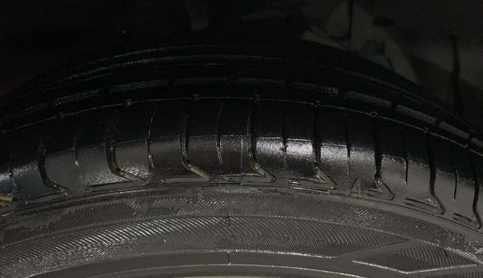 2018 Maruti Ciaz DELTA AT 1.5 SHVS PETROL, Petrol, Automatic, 76,907 km, Right Front Tyre Tread