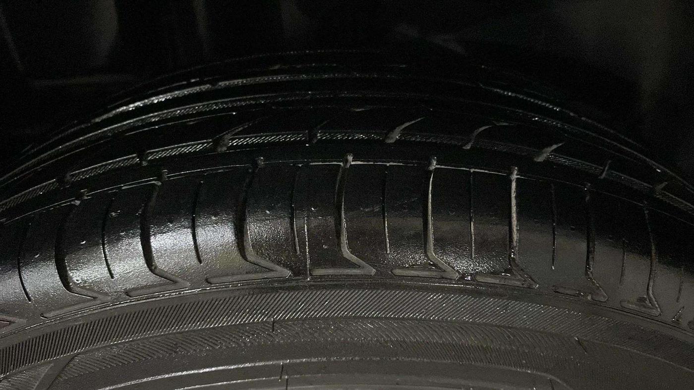 2018 Maruti Ciaz DELTA AT 1.5 SHVS PETROL, Petrol, Automatic, 76,907 km, Right Rear Tyre Tread