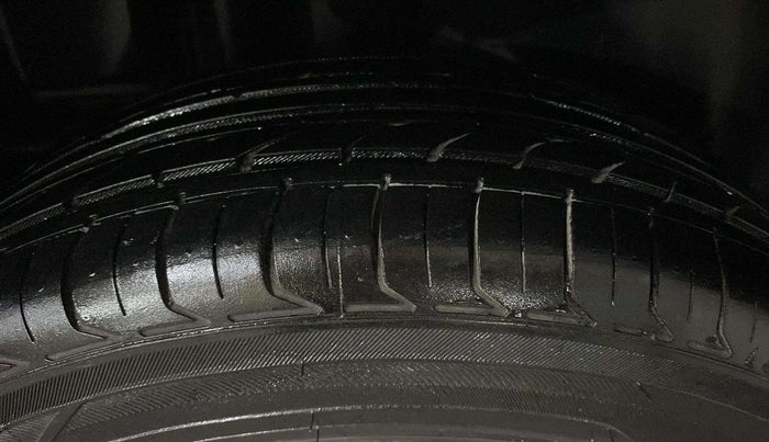 2018 Maruti Ciaz DELTA AT 1.5 SHVS PETROL, Petrol, Automatic, 76,907 km, Right Rear Tyre Tread