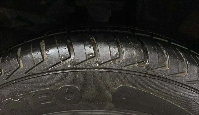 2016 Renault Kwid RXT 1.0, Petrol, Manual, 36,969 km, Right Front Tyre Tread