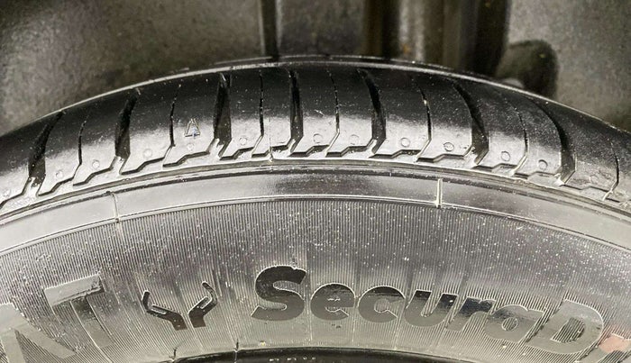2016 Maruti Ertiga VXI, Petrol, Manual, 92,745 km, Left Rear Tyre Tread