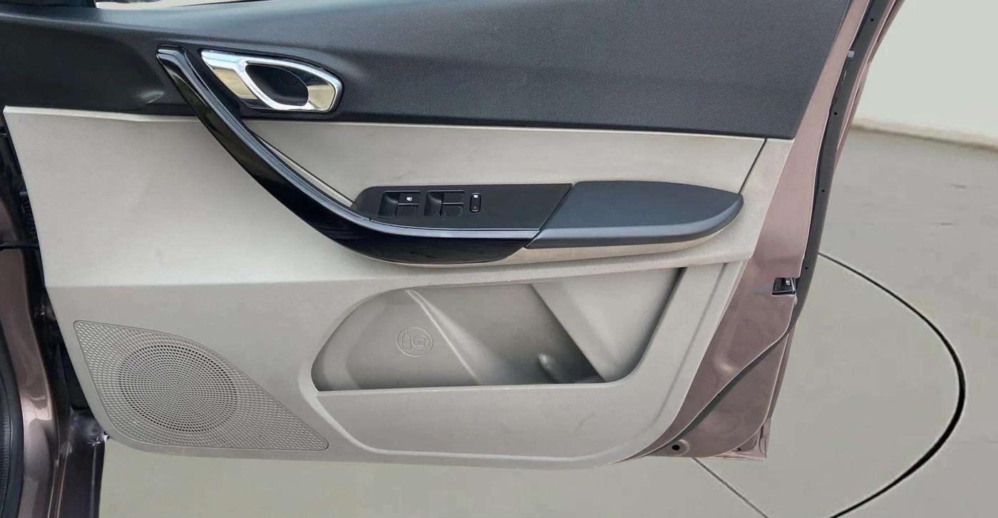 2018 Tata Tiago XZA PETROL, Petrol, Automatic, 99,984 km, Driver Side Door Panels Control
