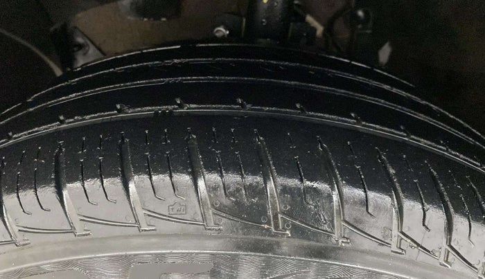 2017 Renault Duster RXL 1.6 PETROL, Petrol, Manual, 32,061 km, Left Front Tyre Tread
