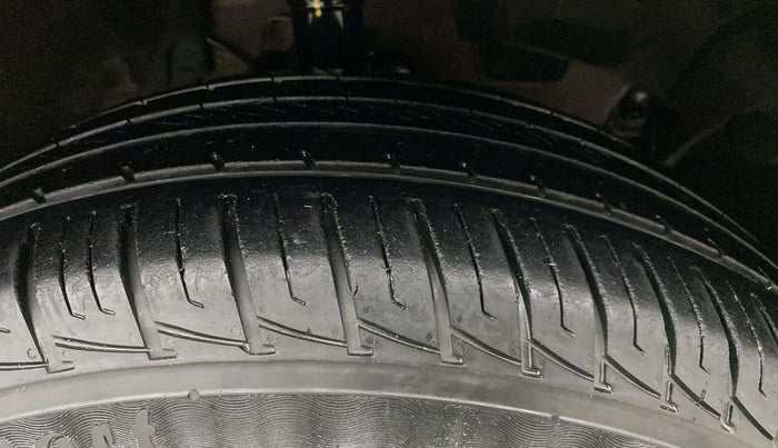 2017 Renault Duster RXL 1.6 PETROL, Petrol, Manual, 32,061 km, Right Front Tyre Tread