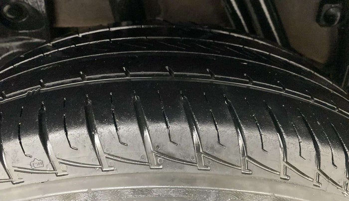 2017 Renault Duster RXL 1.6 PETROL, Petrol, Manual, 32,061 km, Right Rear Tyre Tread