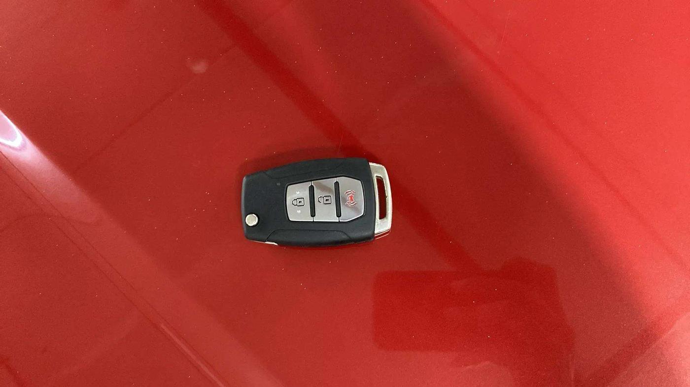 2020 Mahindra XUV300 W8 1.2 PETROL, Petrol, Manual, 21,642 km, Key Close Up