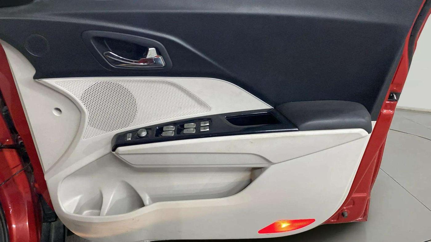 2020 Mahindra XUV300 W8 1.2 PETROL, Petrol, Manual, 21,642 km, Driver Side Door Panels Control