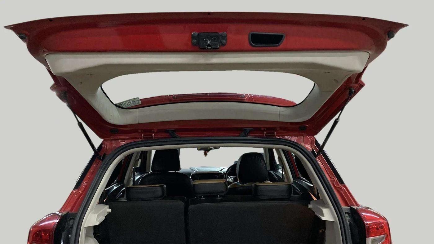 2020 Mahindra XUV300 W8 1.2 PETROL, Petrol, Manual, 21,642 km, Boot Door Open