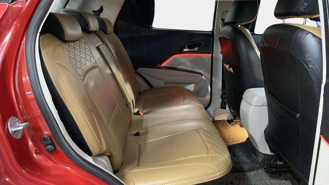 2020 Mahindra XUV300 W8 1.2 PETROL, Petrol, Manual, 21,642 km, Right Side Rear Door Cabin