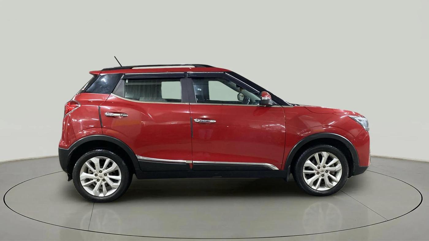 2020 Mahindra XUV300 W8 1.2 PETROL, Petrol, Manual, 21,642 km, Right Side View