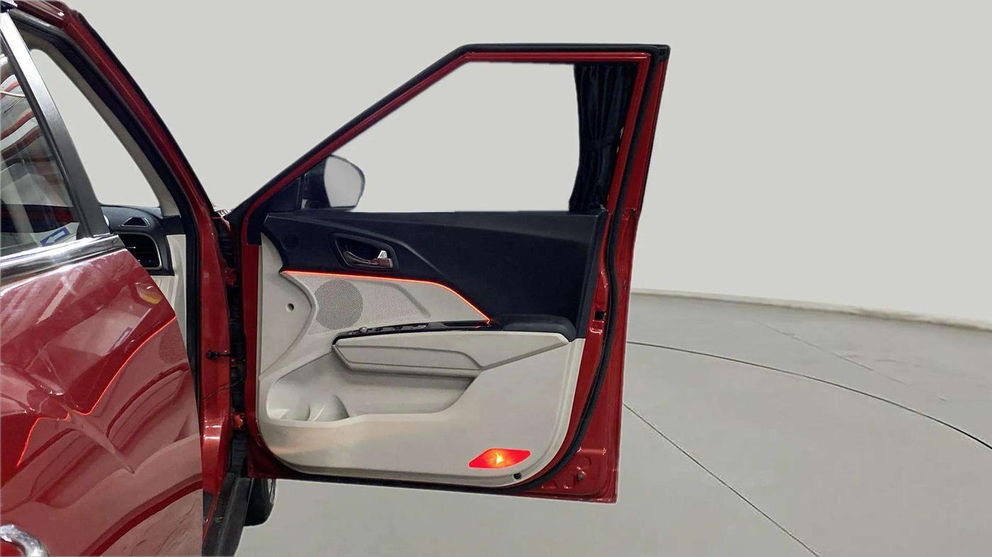 2020 Mahindra XUV300 W8 1.2 PETROL, Petrol, Manual, 21,642 km, RHS Front Door
