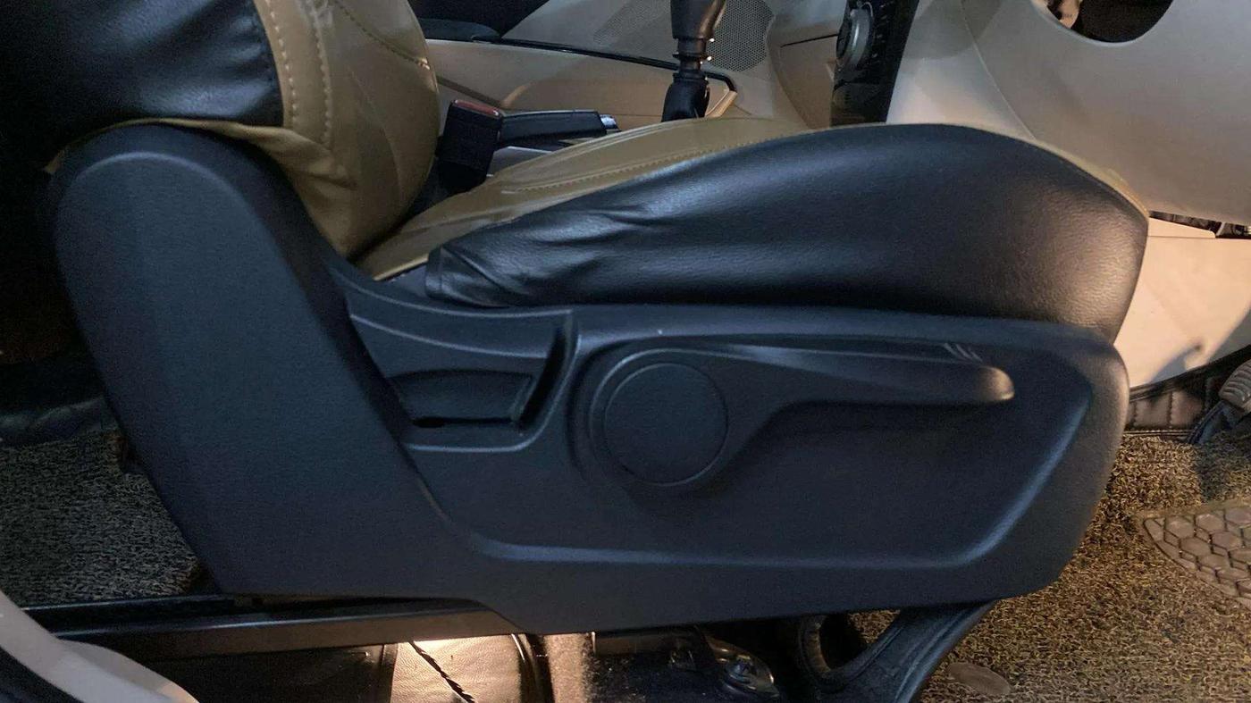 2020 Mahindra XUV300 W8 1.2 PETROL, Petrol, Manual, 21,642 km, Driver Side Adjustment Panel