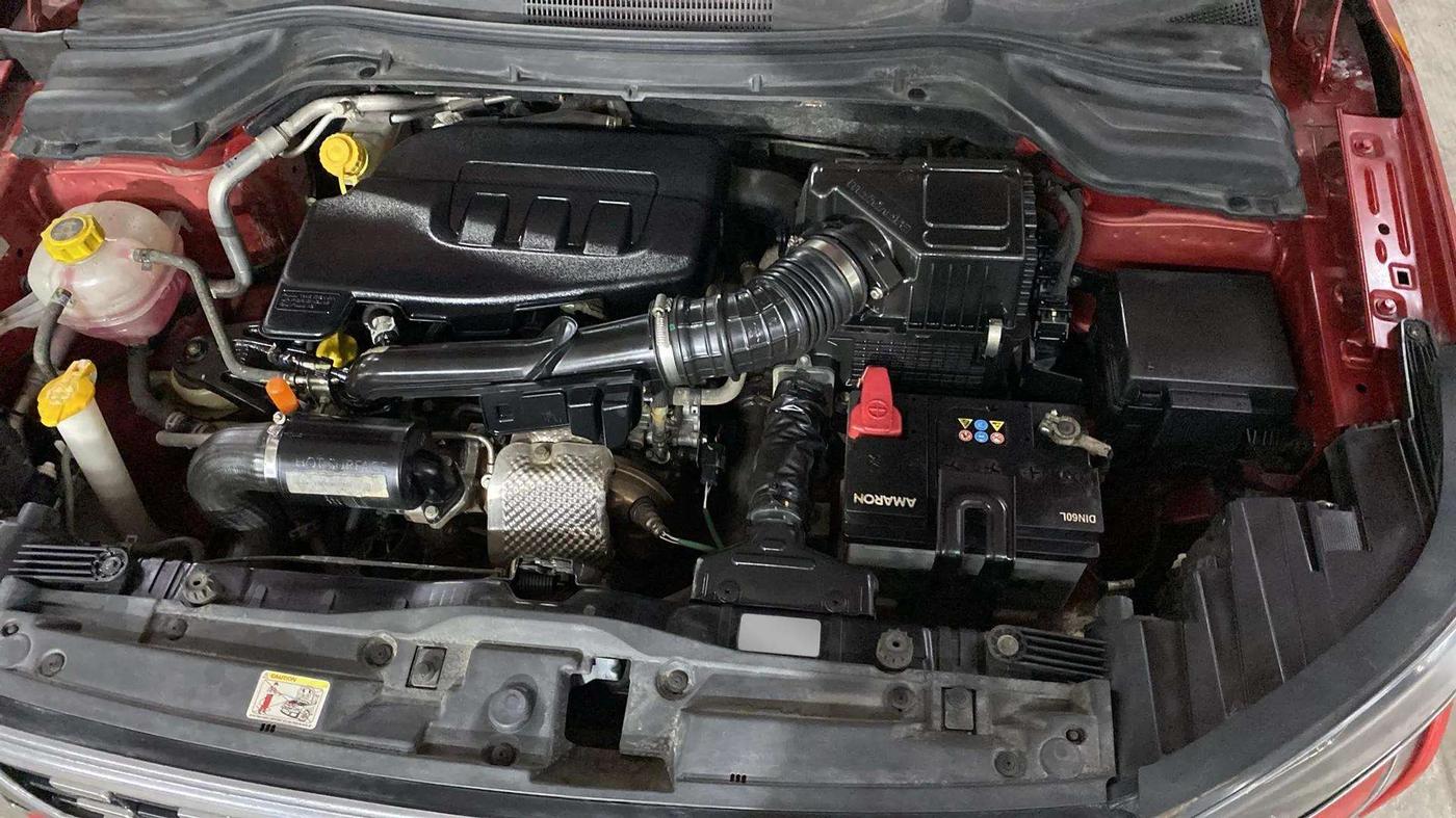 2020 Mahindra XUV300 W8 1.2 PETROL, Petrol, Manual, 21,642 km, Engine View - Left