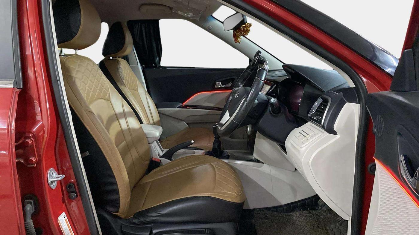 2020 Mahindra XUV300 W8 1.2 PETROL, Petrol, Manual, 21,642 km, Right Side Front Door Cabin