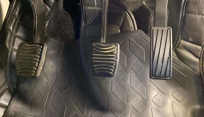 2020 Mahindra XUV300 W8 1.2 PETROL, Petrol, Manual, 21,686 km, Pedals