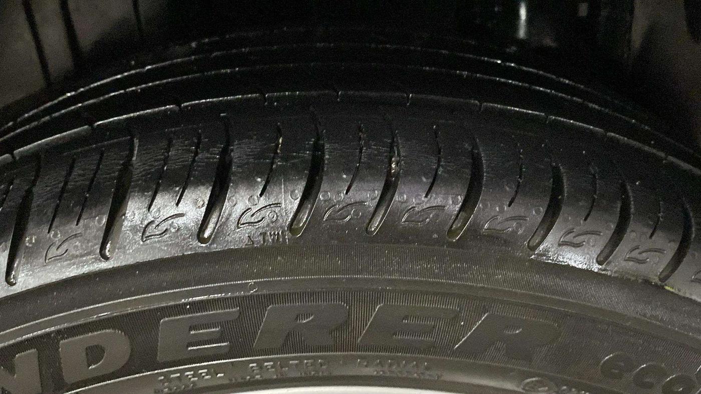 2020 Mahindra XUV300 W8 1.2 PETROL, Petrol, Manual, 21,642 km, Right Rear Tyre Tread